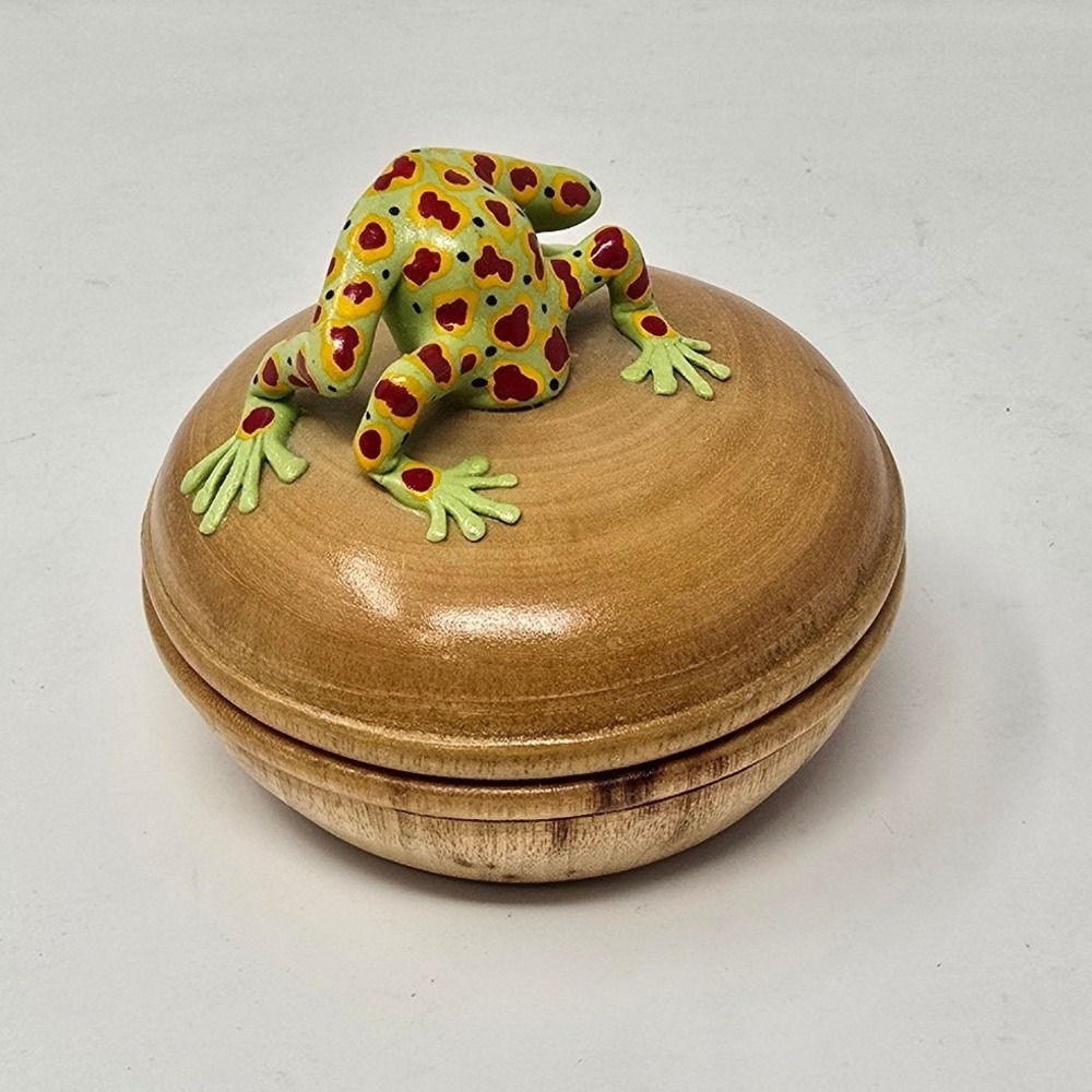Vtg whimsical wooden trinket box poison dart frog stuck in the lid amphibian